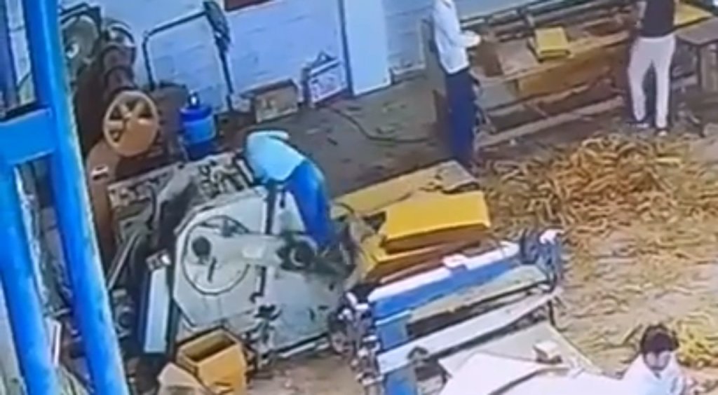 影／印度工安死亡意外！20歲男操作紙板模切機　手部遭捲入慘死機器中