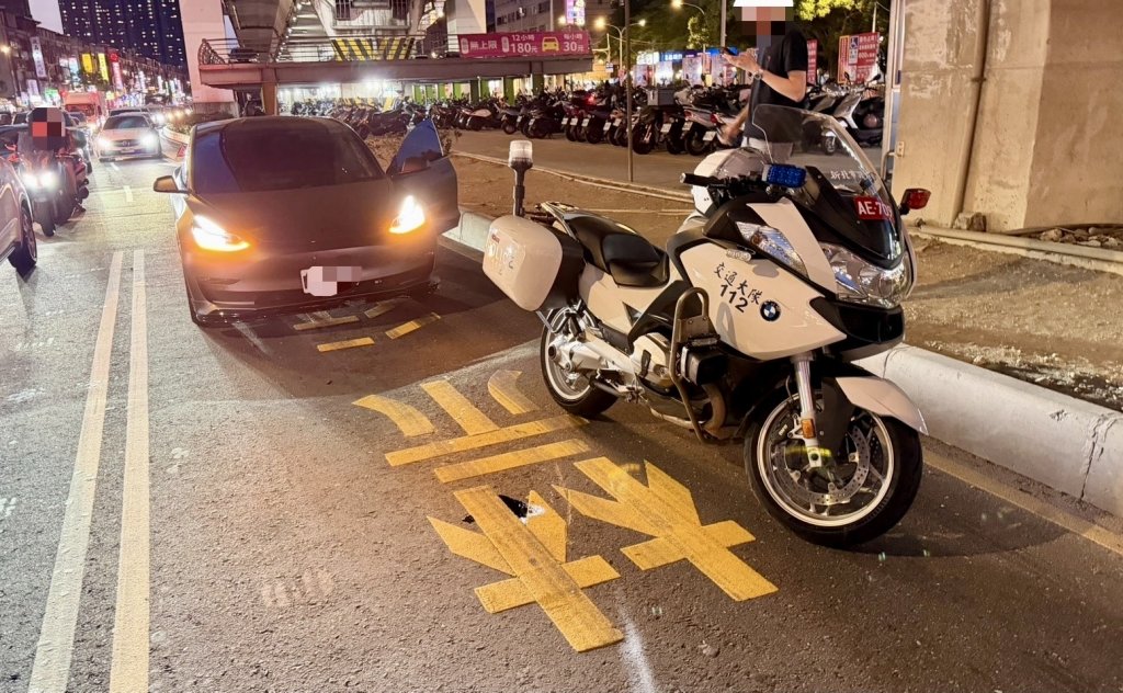 目睭真大蕊！板橋男開特斯拉追尾值勤警用重機　肇事畫面PO網引公憤