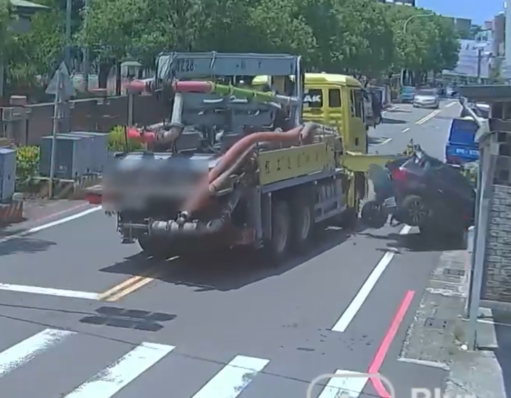 橫掃畫面曝光！苗栗混凝土壓送車油壓支撐架滑脫　路邊停車遭殃
