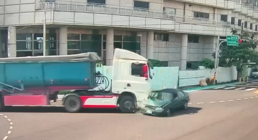 撞擊畫面曝光！嘉義中埔自小客車闖紅燈與大貨車相撞　駕駛受傷送醫
