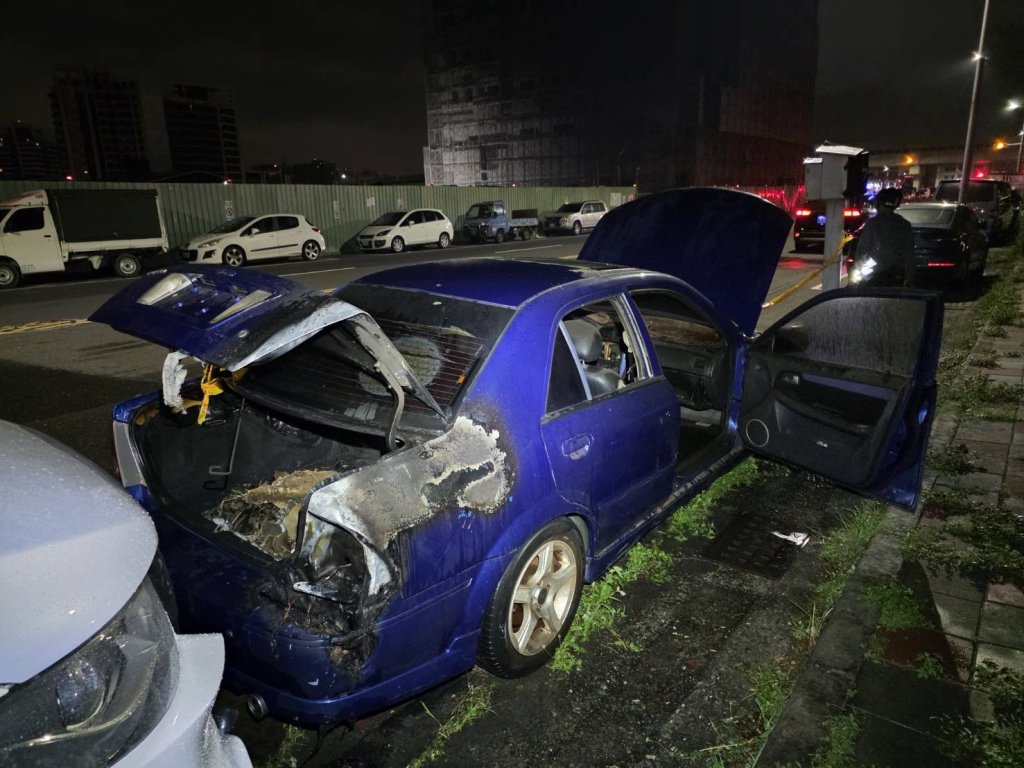 獨／半夜汽車突竄火！高雄男「噓噓後丟煙蒂」害2車毀遭縱火罪送辦