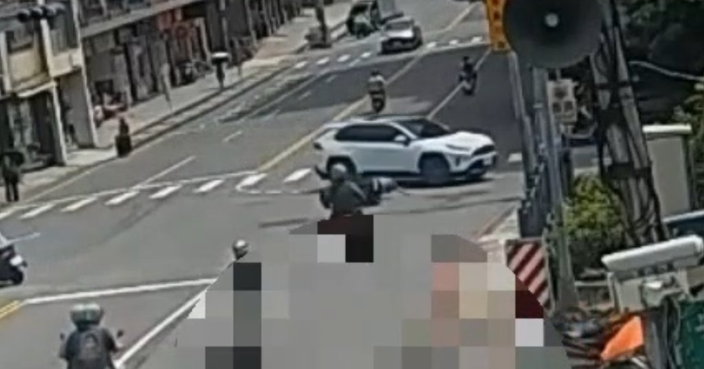 影／永和休旅車未禮讓強行左轉　7旬騎士急煞慘摔頭部重創命懸一線