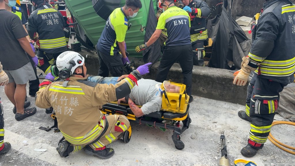 竹東鎮砂石車翻覆！　2人受困送醫