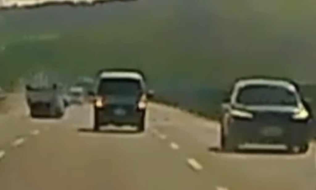 國道翻車原因出爐！一塊布掉落車道　害自小客車輾過翻覆兩人受傷