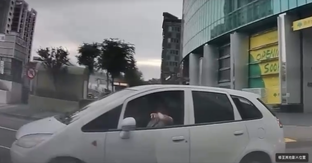 路怒症發作！　台中休旅車駕駛不耐等侯前車逼車丟東西