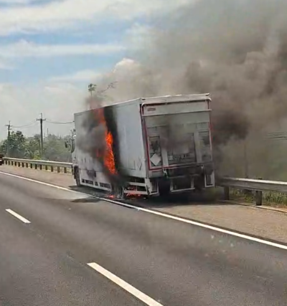 國道1號新營路段火燒車！　大貨車輪胎不明原因起火駕駛即時逃生