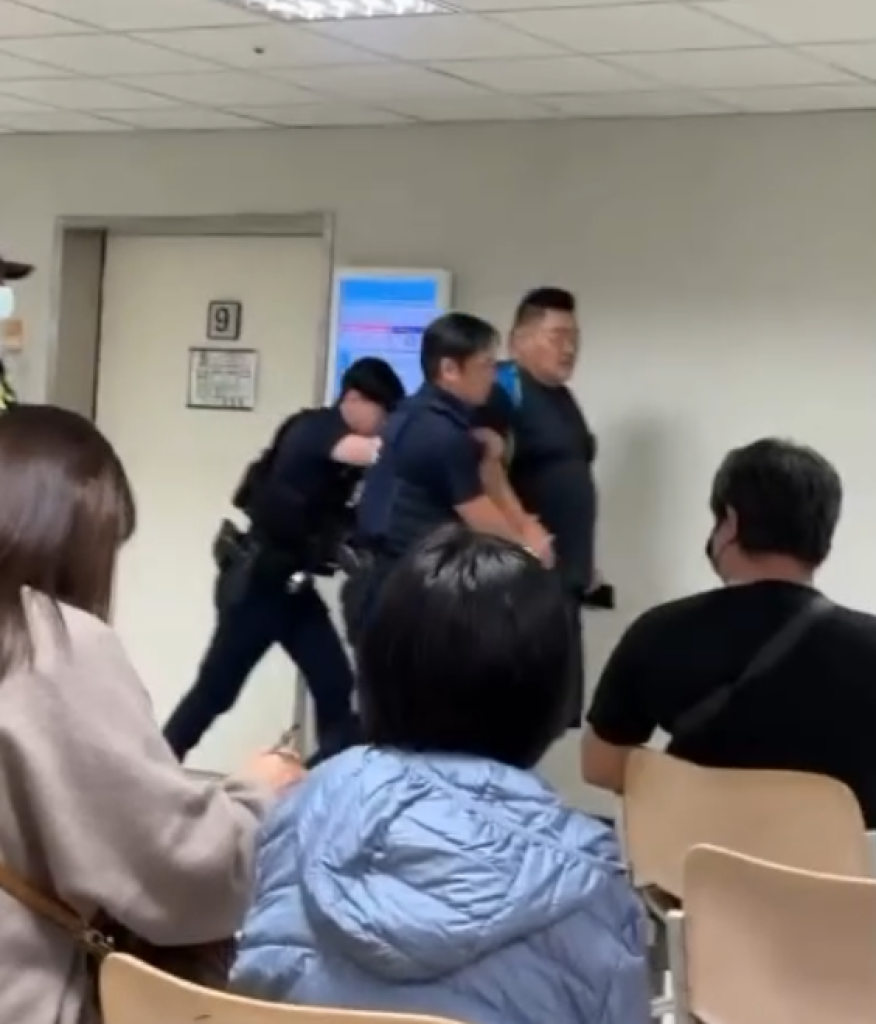 林口長庚候診講手機音量太大妨害安寧　男子遭員警強制帶離