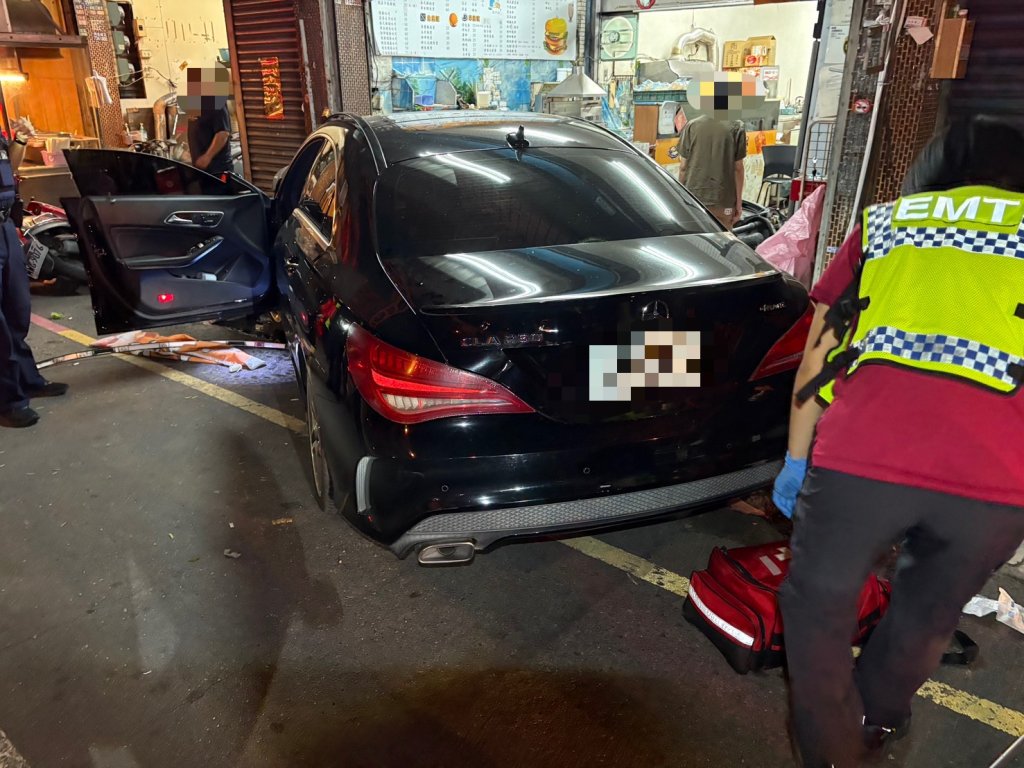 撞擊畫面曝光！　屏東賓士車失控撞兩戶民宅4輛機車釀兩傷