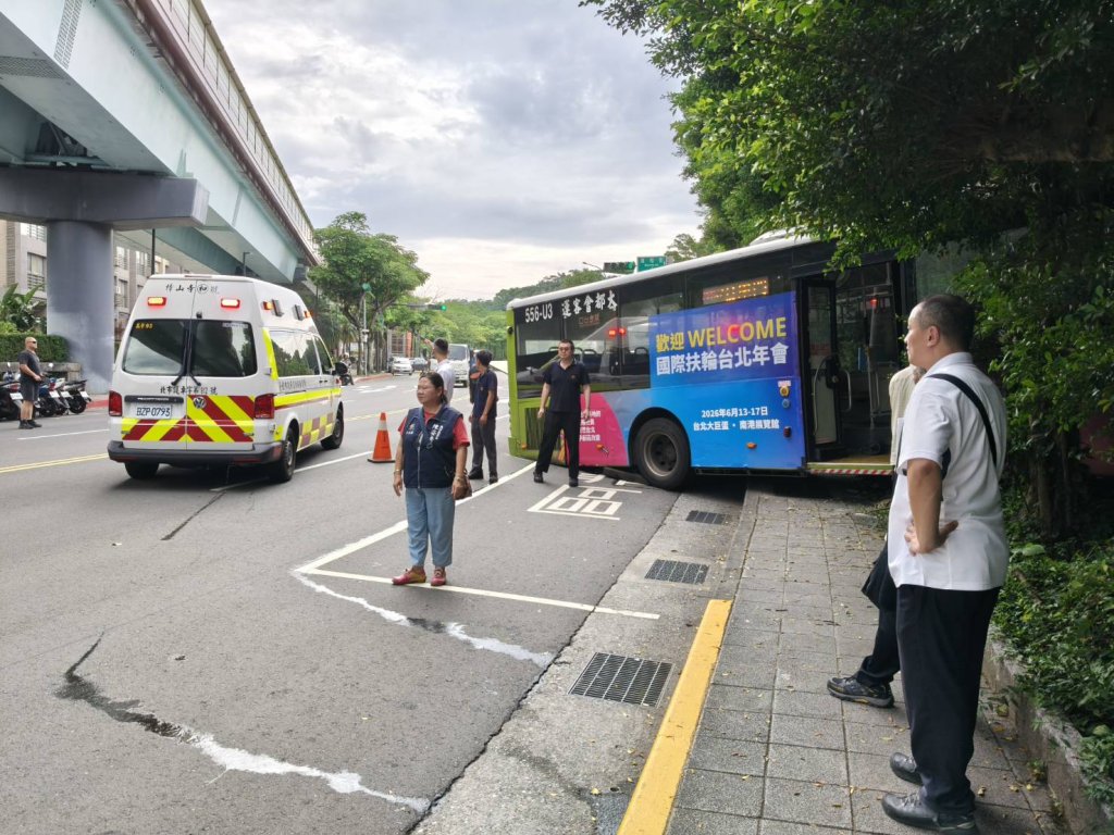 台北市公車事故！　大都會客運自撞山壁釀3傷