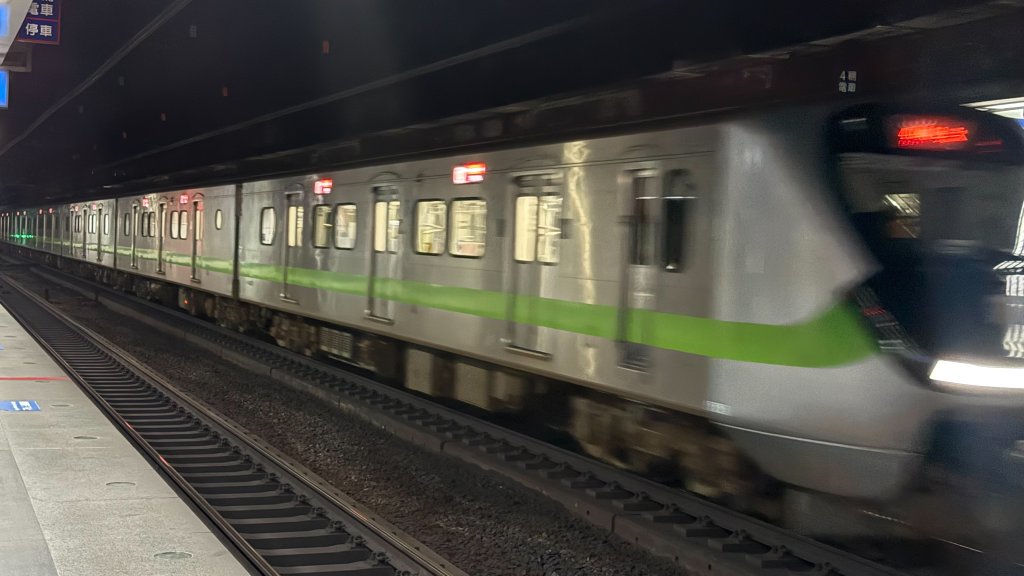 快訊／台鐵板橋站驚傳臥軌！列車進站急煞　嚴重誤點