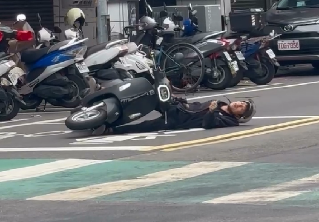 影／街頭出現喪屍？桃園騎士突抖動摔車　倒在地上狂抽搐