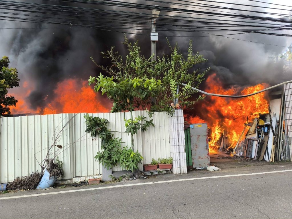 大里西湖路工廠火警濃煙狂竄！　回收雜物全面燃燒　警消急灌救幸無人傷亡
