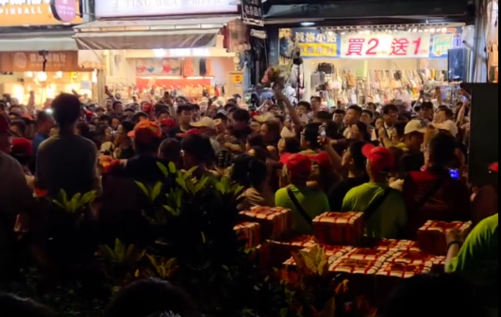 影／苗栗「山邊媽祖」抵逢甲夜市賜福　民眾搶獻花爆打架衝突