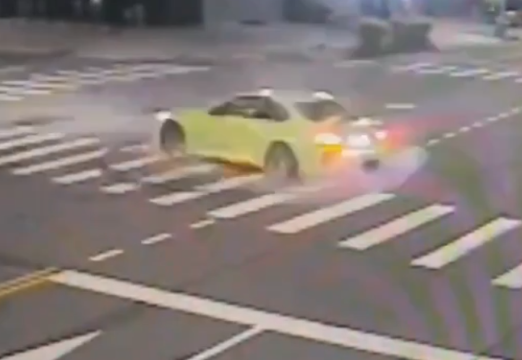 馬路當賽車場！BMW路口甩尾燒胎　駕駛稱「台中的路很大條」一時興起