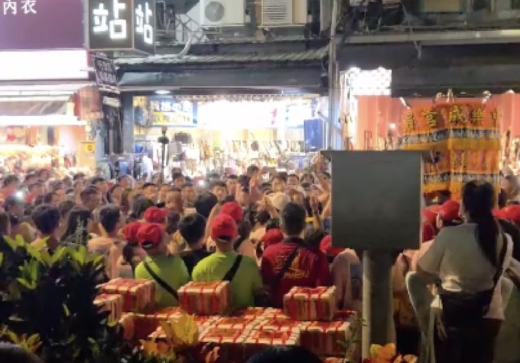 山邊媽祖逢甲遶境爆推擠衝突！2男街頭揮拳　警到場壓制依法送辦
