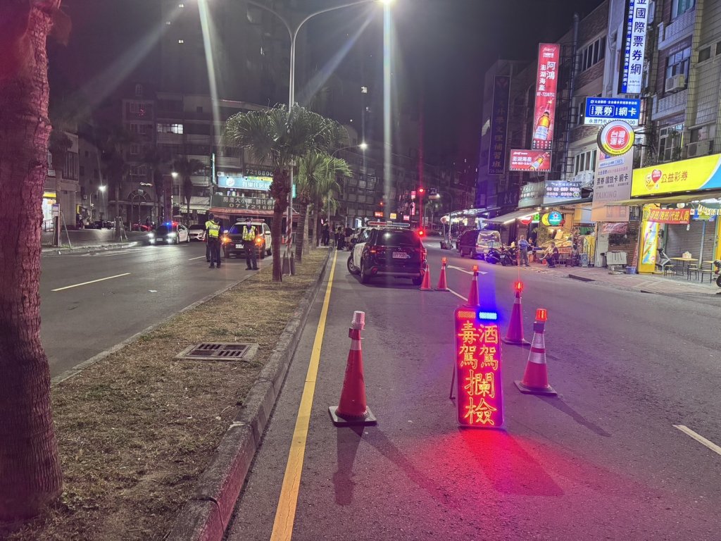 高雄警深夜大掃蕩！封街攔查毒駕酒駕　意外逮2通緝犯