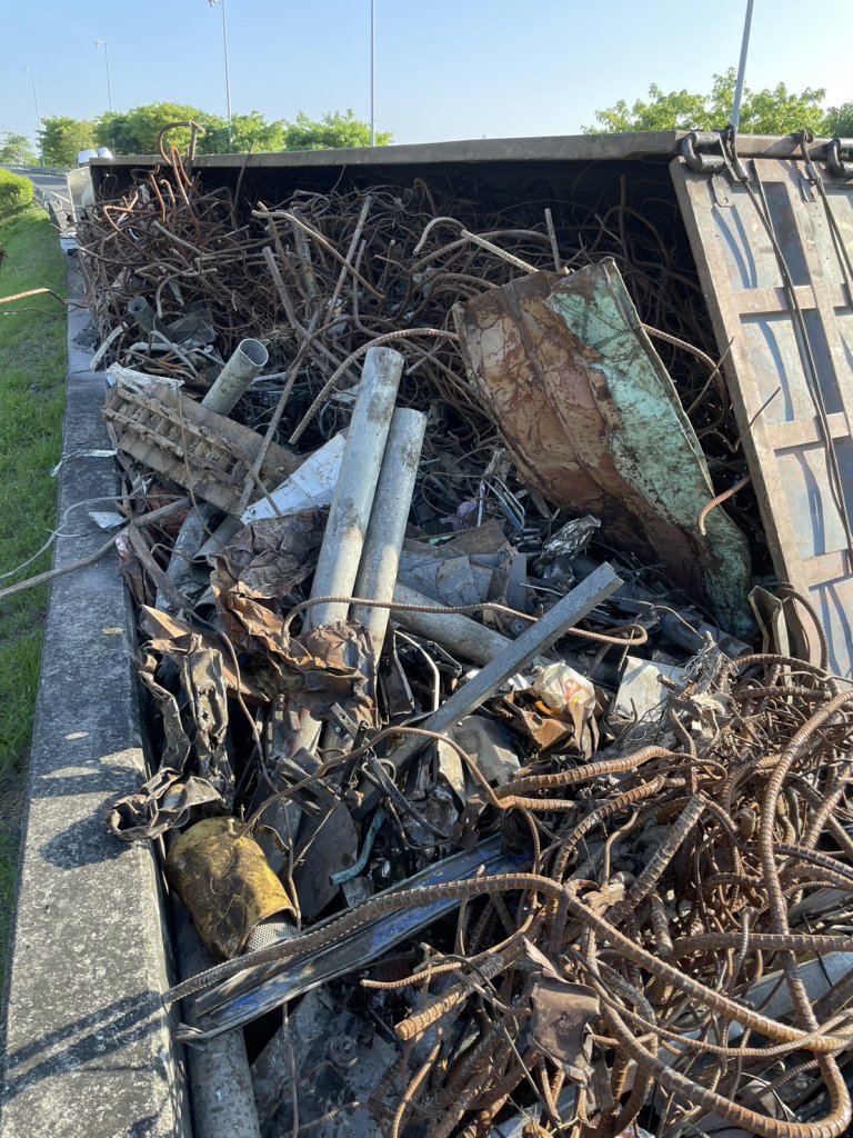 南州交流道驚傳翻車事故　貨車自撞散落物滿地警急處理