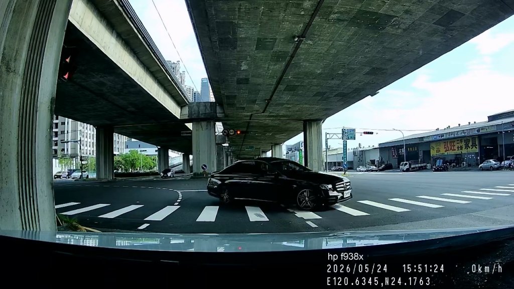 影／賓士「環中路狂轉兩圈」再闖紅燈！駕駛自PO車內視角　網友酸：甩不起來還硬要