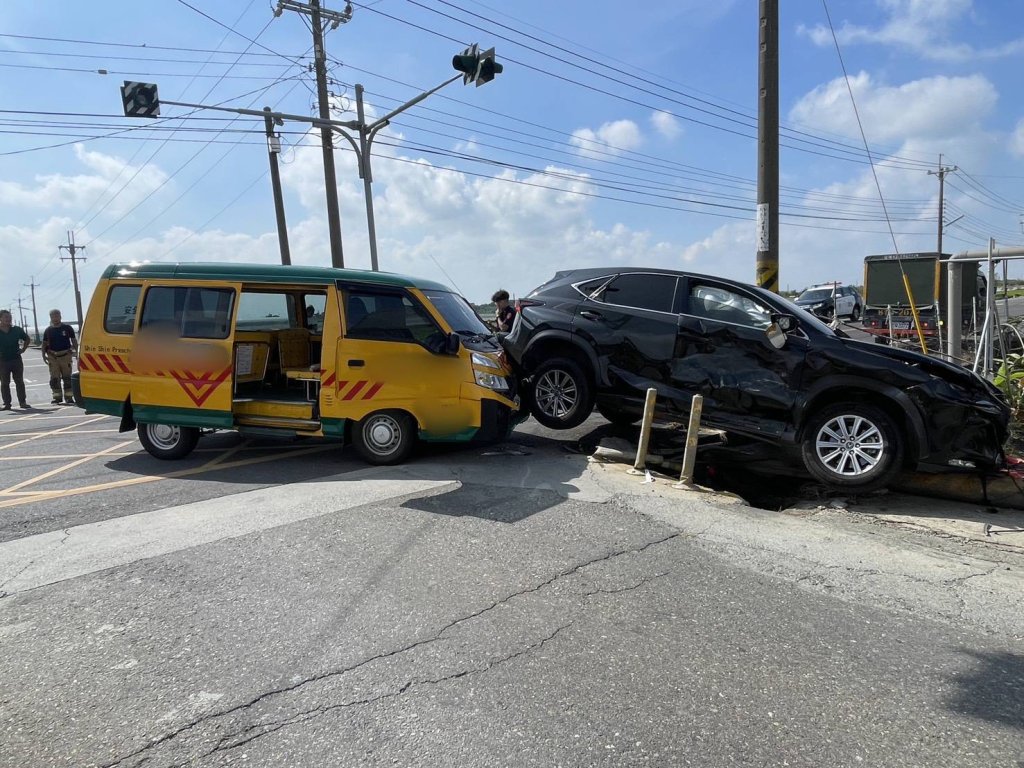 雲林土庫娃娃車與轎車路口碰撞　車上11名幼童均平安無傷