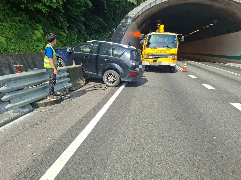  國道3號毒駕肇事！　休旅車自撞卡護欄