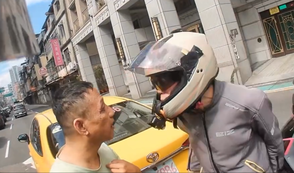 鬼切爆衝突！　新店小黃運將槓上機車騎士