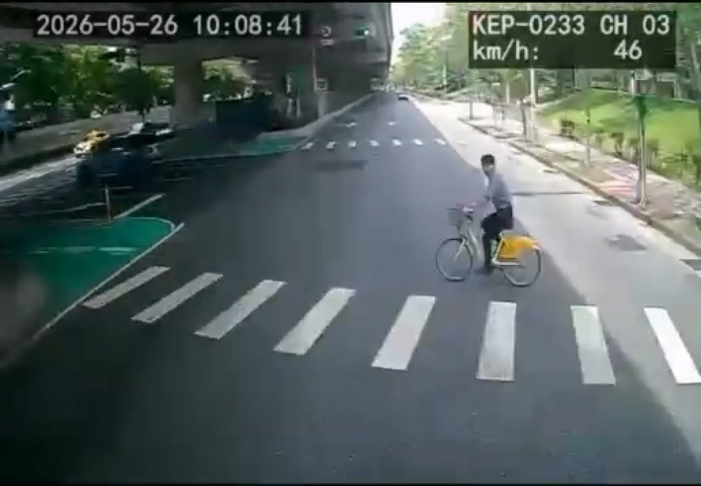 影／原來是這樣翻車的！水泥車為閃疑闖紅燈Ubike騎士失控　行車紀錄器影片曝光