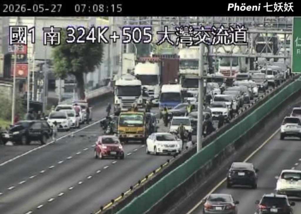 快訊／國1大灣段9車事故！全線封閉「傳有人噴出車外」