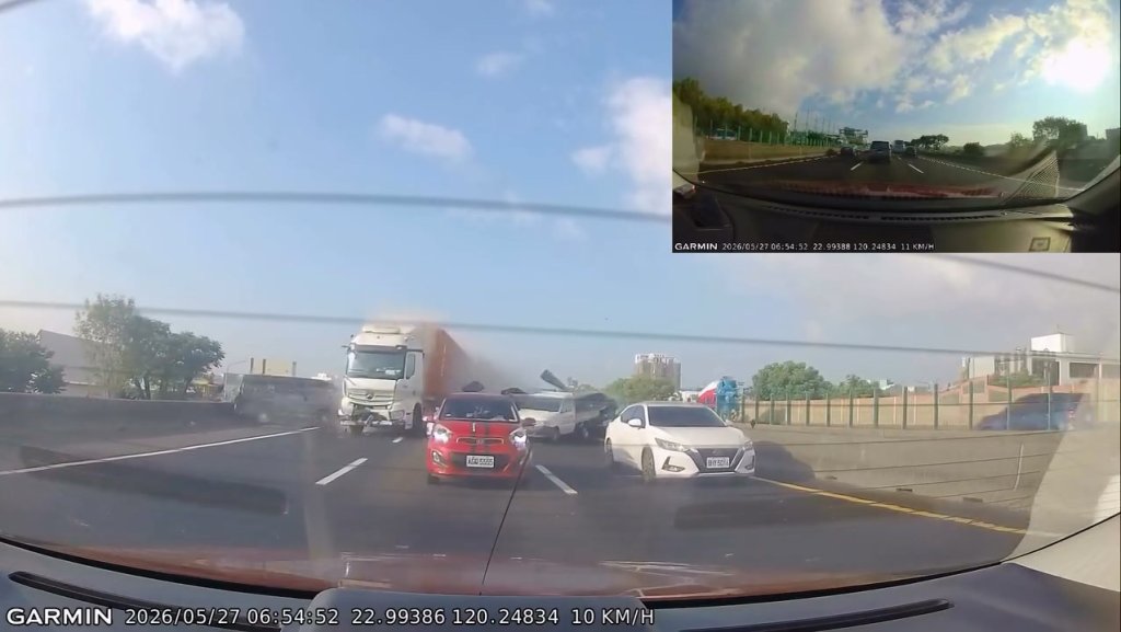 影／驚悚追撞影片！疑貨櫃車煞不住釀禍　國1大灣段9車追撞