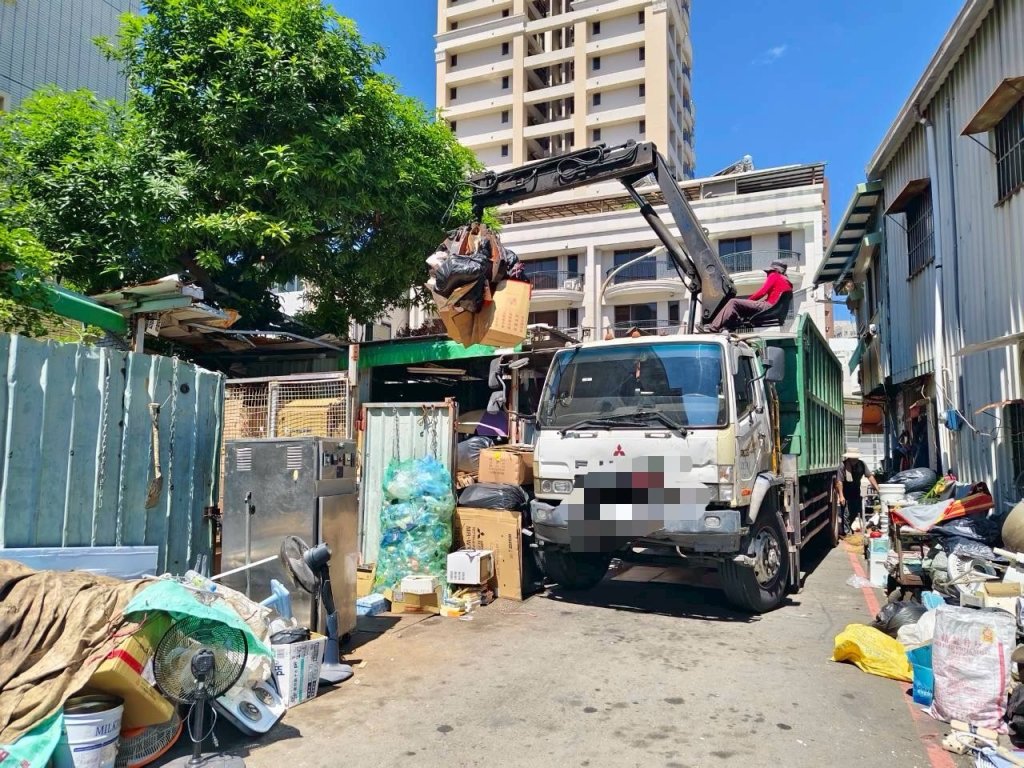 資收場成登革熱未爆彈！高雄開罰「71次」沒在怕　市府怒令48小時清空