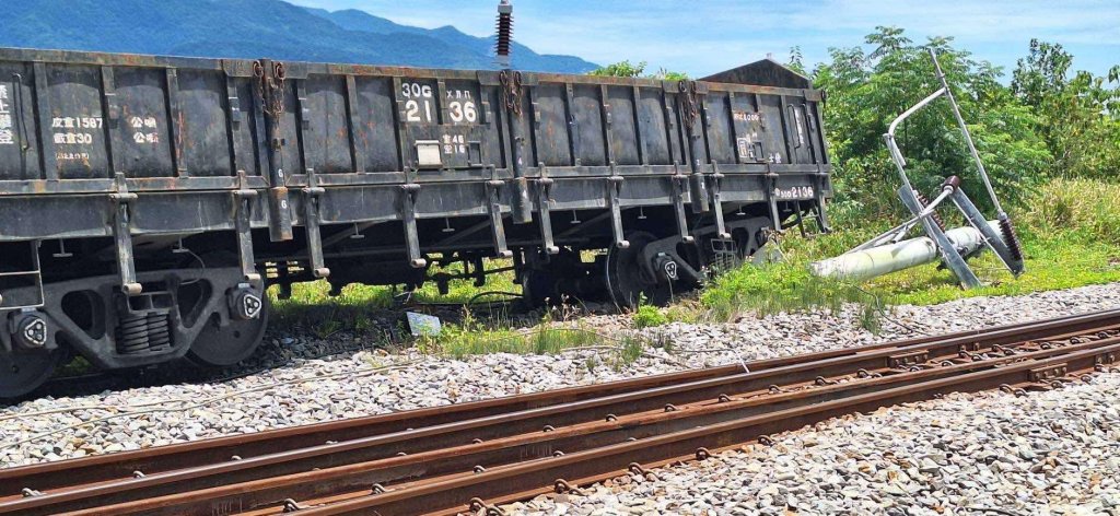 台鐵貨物列車事故！　池上車站出軌撞電桿列車延誤