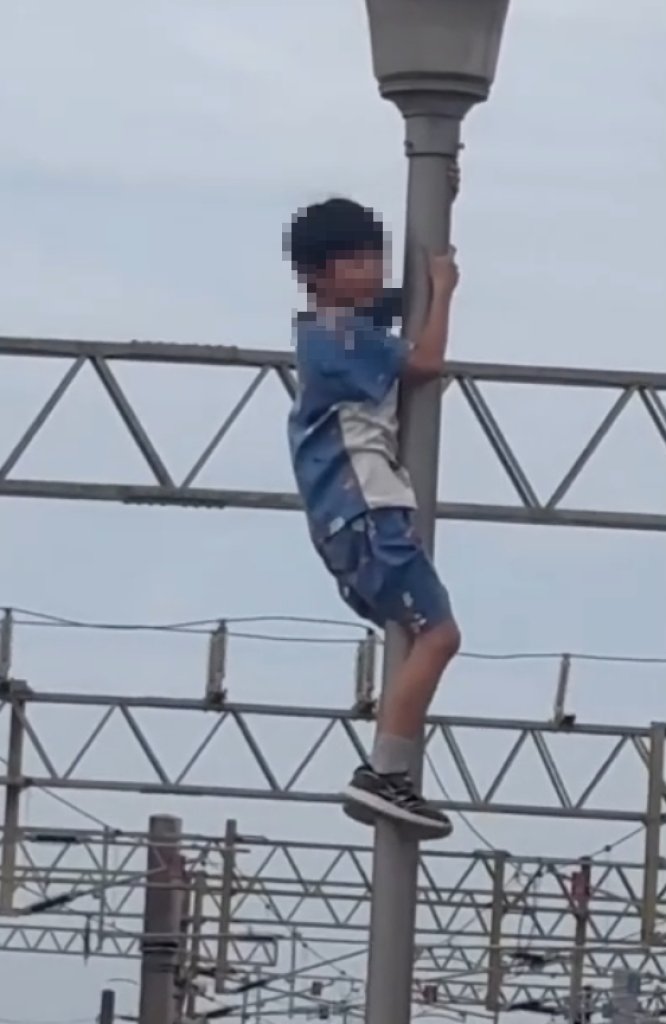 埔心車站月台男童爬燈桿！　網友憂：屁孩總有一天會出事