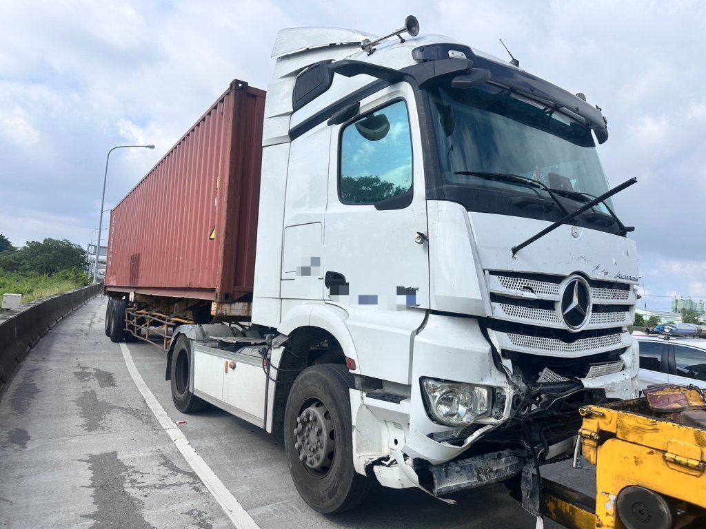 聯結車國道毒駕連環撞！狂撞8車10人掛彩 車內查獲22包「喵喵」司機遭送辦