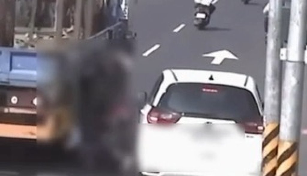 違停釀禍！高雄嬤騎車遭大貨車擦撞倒地　險遭輾全身傷送醫