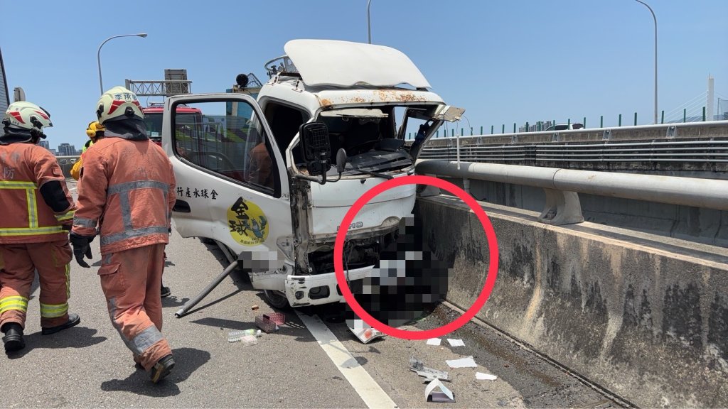 新竹死亡車禍！載蝦貨車撞護欄　駕駛飛出車外頭顱破裂當場死亡