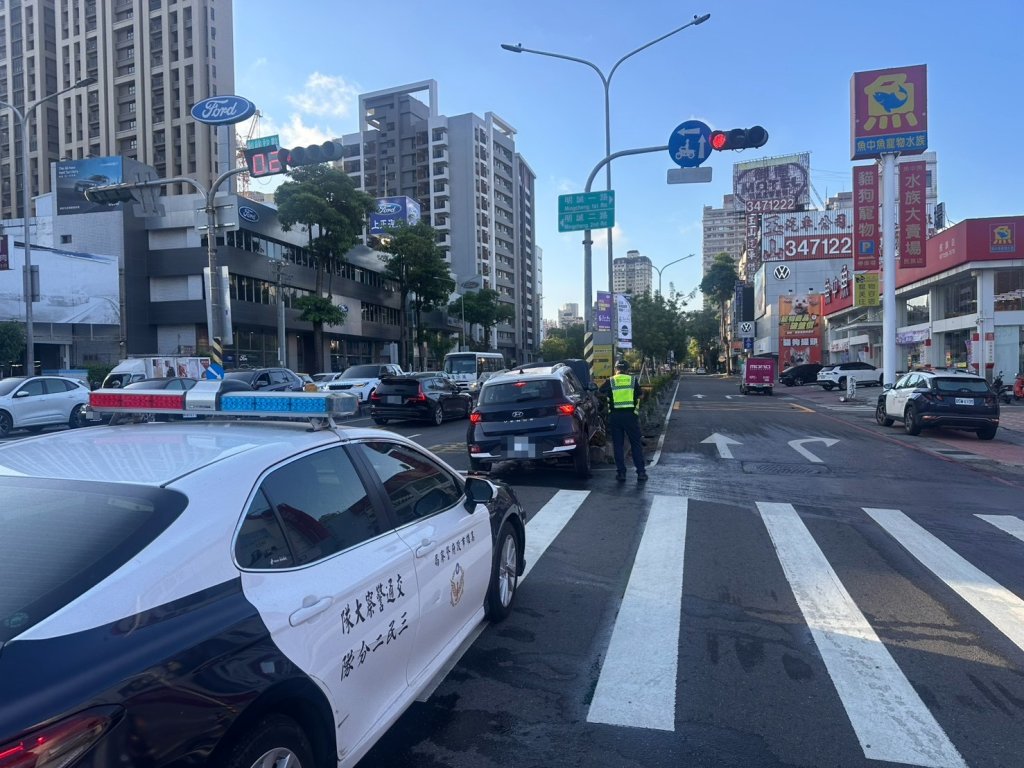 賀成交？車商業務開「試駕車」自撞分隔島 這下毀了