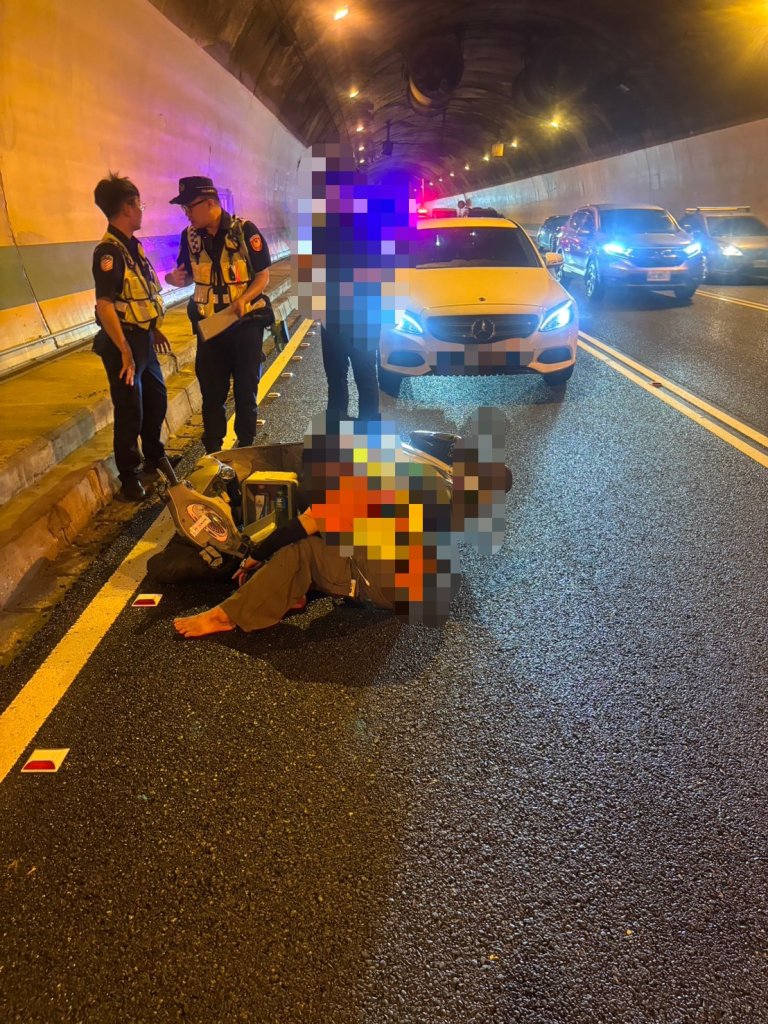 機車闖入國道3號女騎士摔傷！　國道警察開罰
