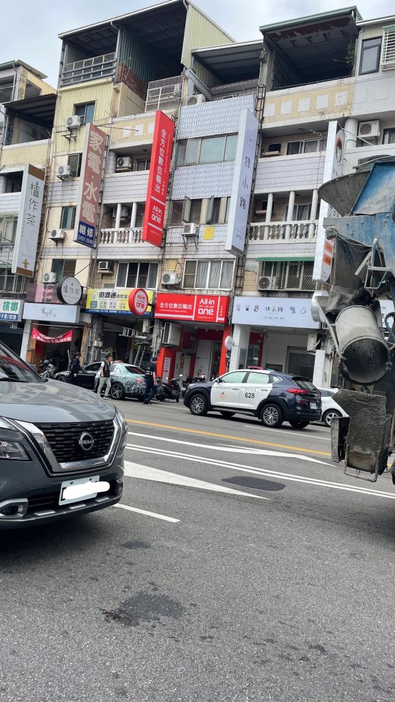 網傳賓士男再現台灣大道蛇行闖紅燈　警方到場未發現違法情事