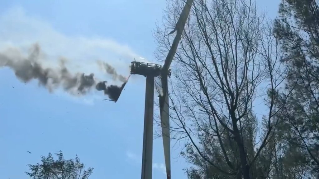 影／麥寮風力發電機冒煙起火　葉片燒毀掉落
