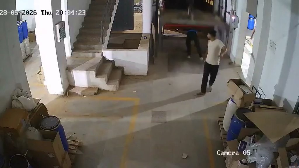 影／奪命瞬間影片瘋傳！印度工場電梯突墜落　工人慘遭夾擊慘死