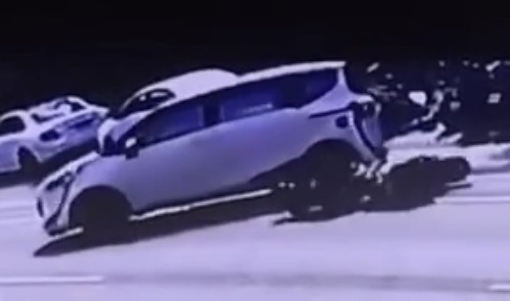 快訊／違規迴轉vs.酒駕移工！他緊急剎車「慘摔」人飛進汽車底