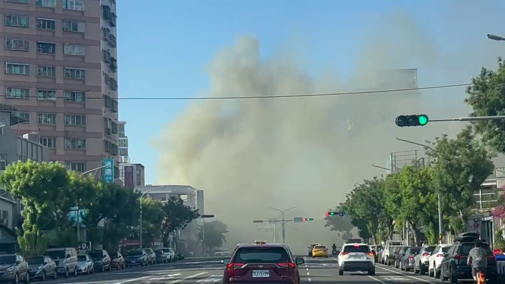 台南居酒屋「一羽鯨吞」火警！濃煙狂竄蓋街　消防佈線射水