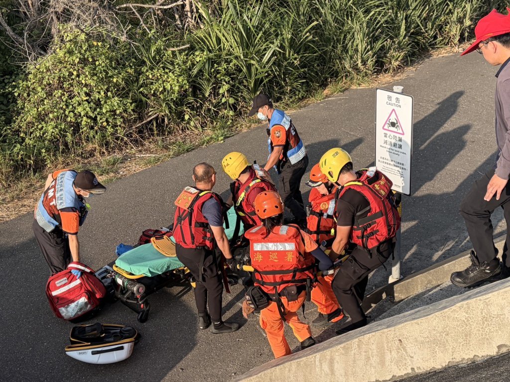 台南釣客落海「卡消波塊」受困！海巡3分鐘趕到救出已無呼吸心跳