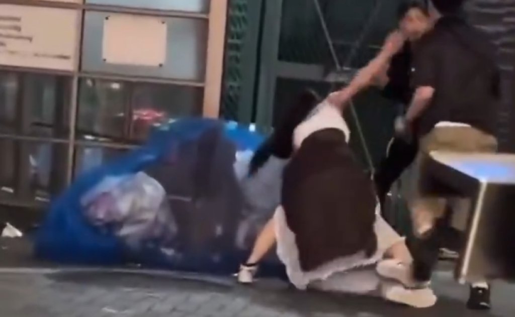街頭失控！辣妹遭壓地狂毆1分鐘　扯衣反擊險走光影片瘋傳