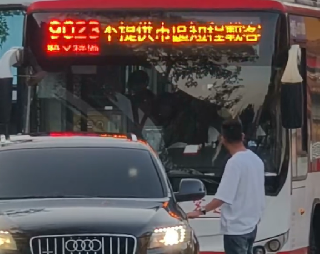 影／奧迪休旅車違停「公車停靠區」被叭　駕駛不爽下車瞪司機