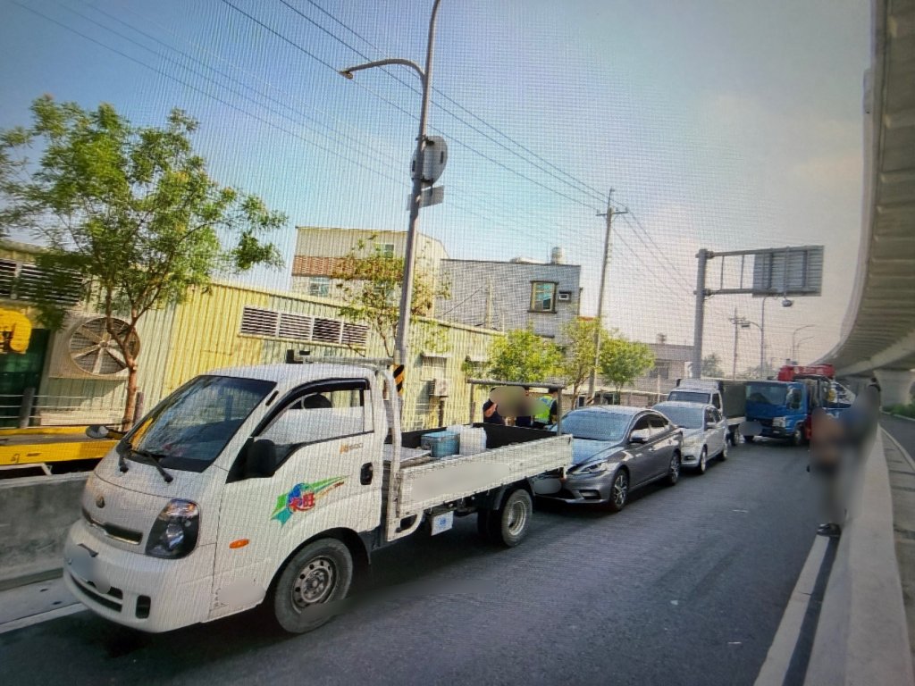 台南北外環6車連環撞！大貨車煞不住釀禍　2人送醫