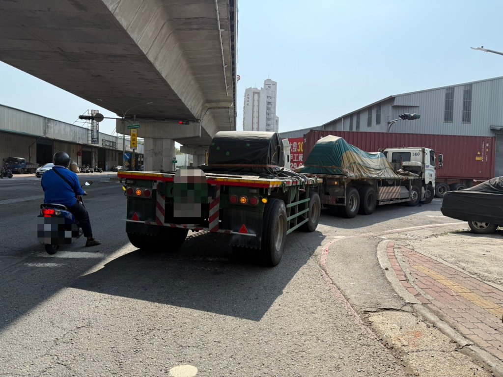 快訊／高雄死亡車禍！單車婦遭右轉大車輾過　當場斷魂