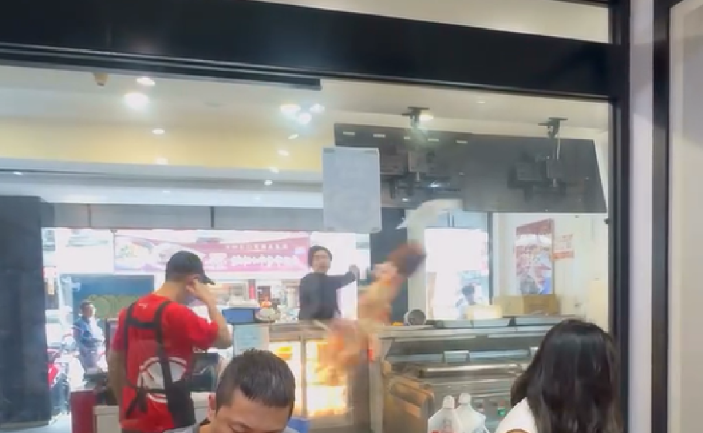 影／不滿等太久！男嫌八方雲集店員口氣差　怒翻餐點「湯汁空中飛」險噴用餐顧客