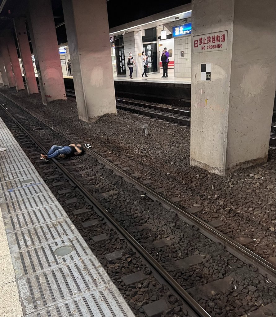 台北車站月台落軌！　男子稱身體不適
