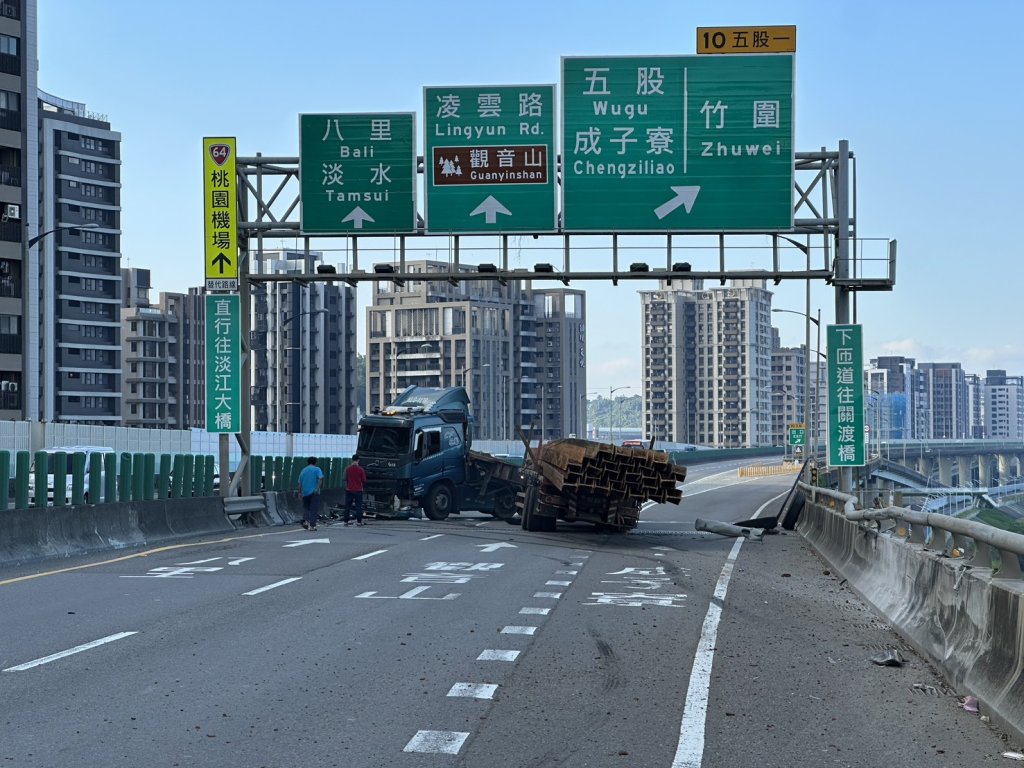 聯結車打滑爆胎折甘蔗！　台64線五股往八里方向全線封閉
