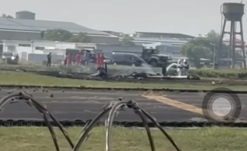 快訊／空軍痛失2飛官！T-34教練機岡山墜毀　橋檢火速衝現場